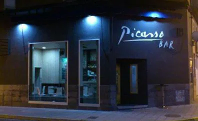 Un conductor que cuadriplicaba la tasa de alcoholemia impacta contra la terraza del bar Picasso en Ponferrada