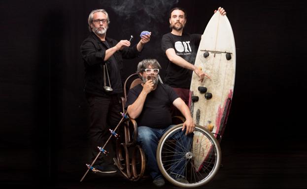 La Orquesta ReuSónica Trío mezcla música, ecología y creatividad en la sala Río Selmo de Ponferrada