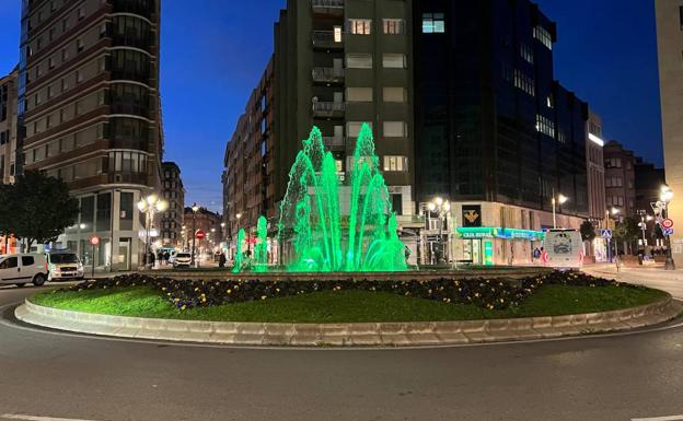 Ponferrada ilumina de verde la fuente de la plaza de Lazúrtegui para visibilizar la enfermedad de Perthes