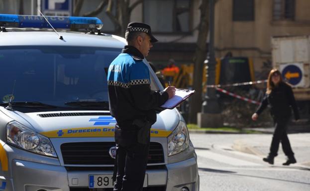 Investigan en Ponferrada a un conductor que circulaba sin permiso por dos presuntos delitos contra la seguridad vial