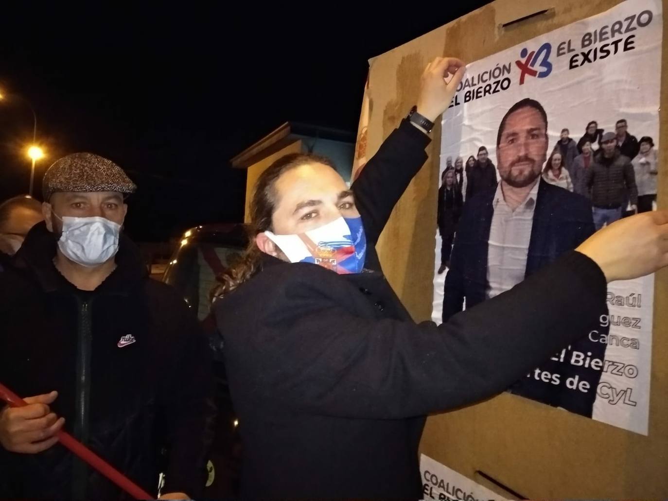 Pegada de carteles de Coalición por El Bierzo en San Andrés de Montejos