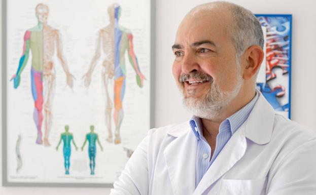 El neurocirujano berciano José Manuel Valle Folgueral recibirá uno de los European Awards in Medicine