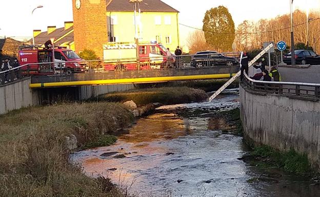 Los bomberos rescatan a una persona herida tras caerse al arroyo de la Reguera en Camponaraya