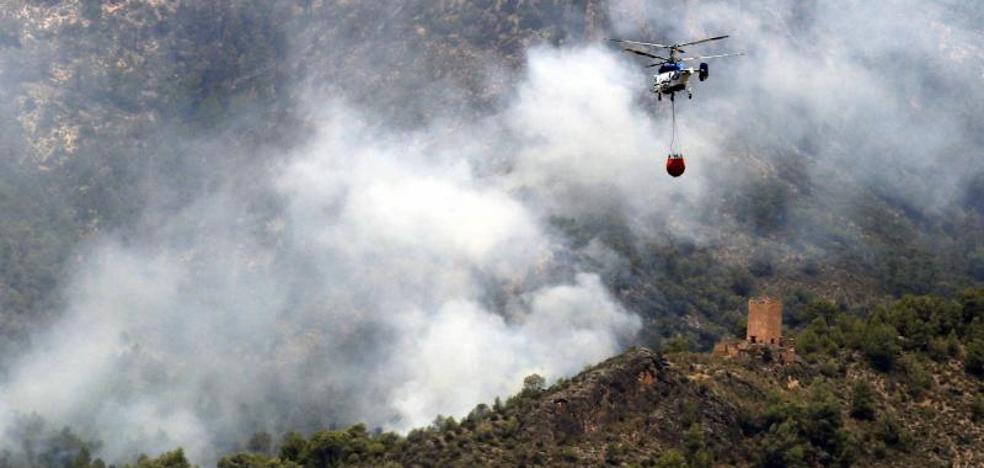Al menos cuatro helicópteros y varios medios terrestres trabajan en la extinción de un incendio forestal en Toreno