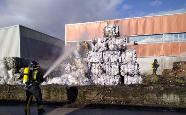 Los bomberos extinguen un incendio en 30 balas de plástico en el Polígono Industrial del Bierzo
