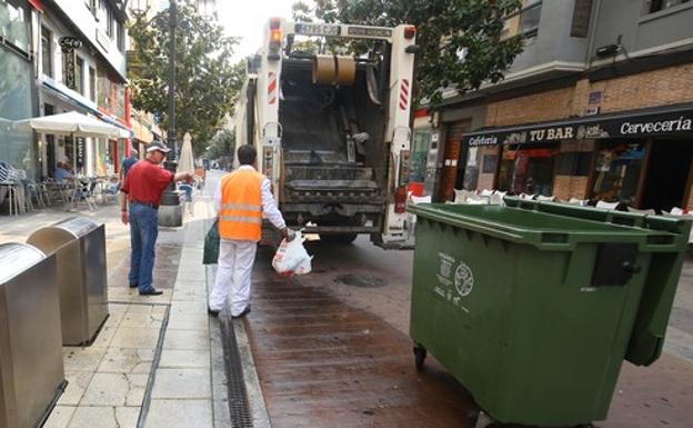 Ponferrada retoma el proceso para adjudicar el nuevo contrato de limpieza y basuras con la valoración de las propuestas técnicas de Urbaser y FCC