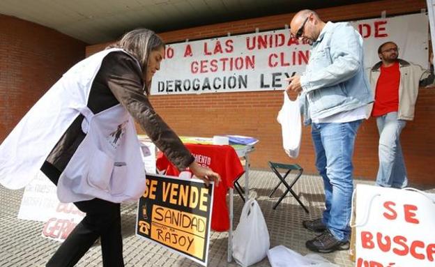 La Asamblea de Usuarios por la Sanidad Pública del Bierzo presenta en Cacabelos la campaña 'Recupera tu sanidad'