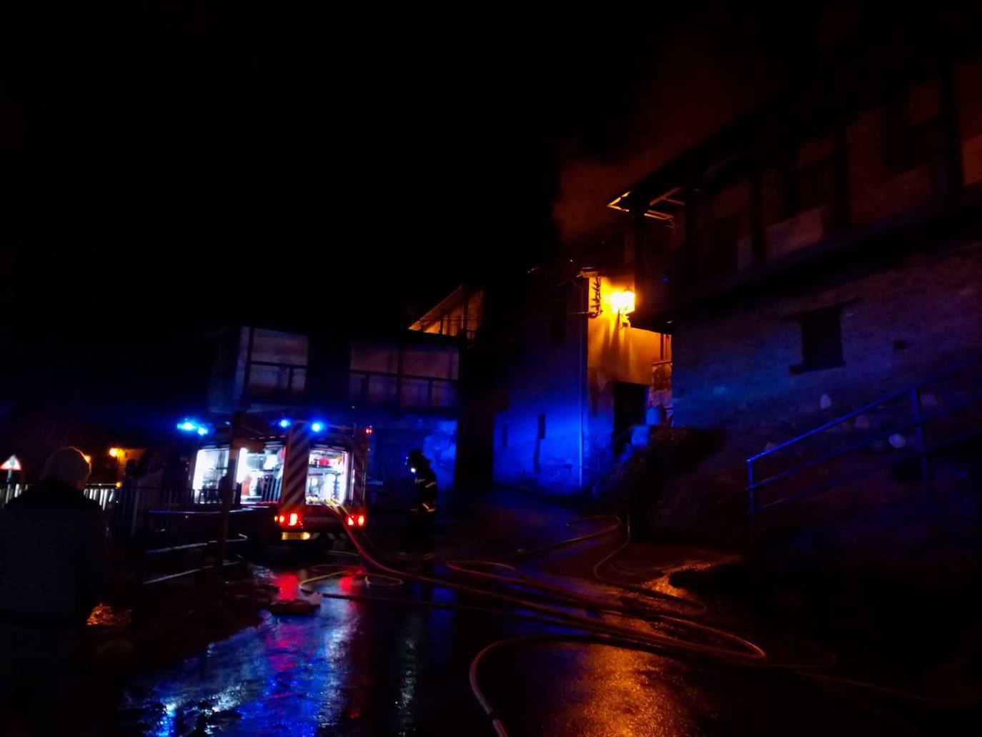 Un incendio calcina una planta y el bajo cubierta de una vivienda en San Clemente de Valdueza