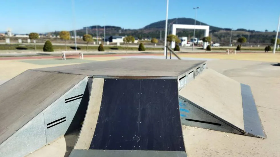 Ponferrada repara y limpia la pista del skate park tras los actos de vandalismo