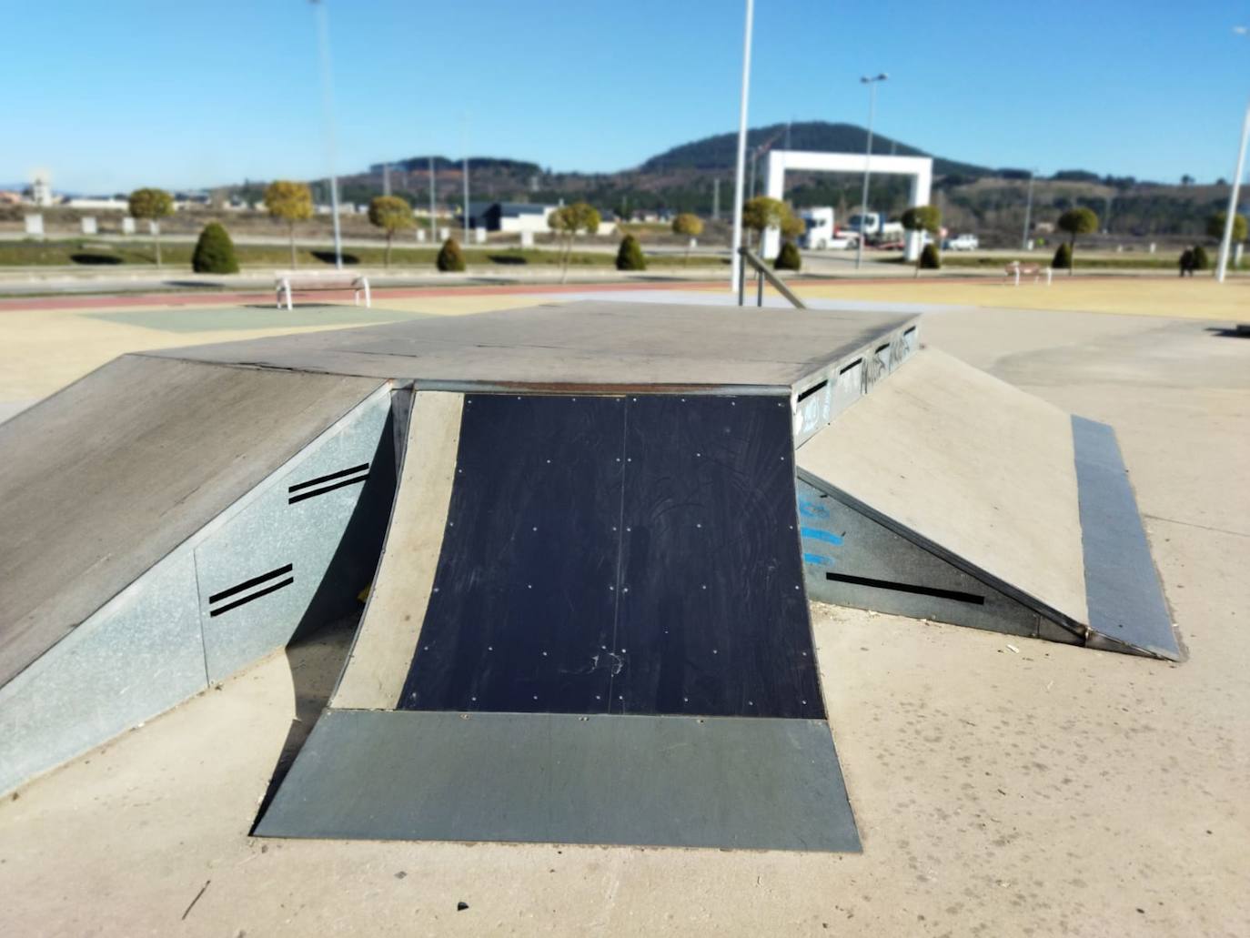 Ponferrada repara y limpia la pista del skate park tras los actos de vandalismo