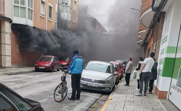 El incendio en el bajo de un inmueble en el centro de Bembibre obliga a intervenir a numerosos efectivos