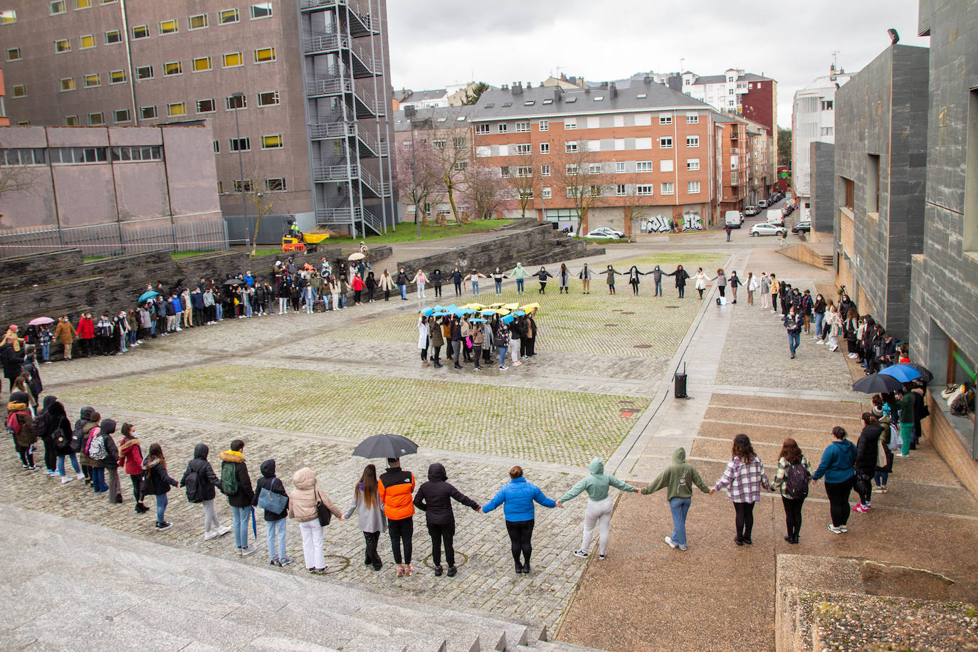 Abrazo simbólico en el Campus de Ponferrada