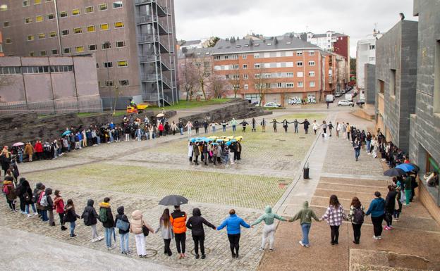 Un abrazo simbólico por la educación como herramienta de igualdad real