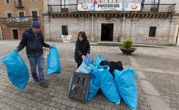 Proyecto Orbanajo deposita ante el Ayuntamiento de Ponferrada 80 kilos de basura recogida en el entorno de La Manzana