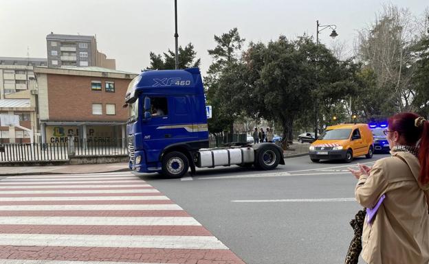 Una caravana de camiones recorre Ponferrada en la segunda jornada de huelga del sector del transporte
