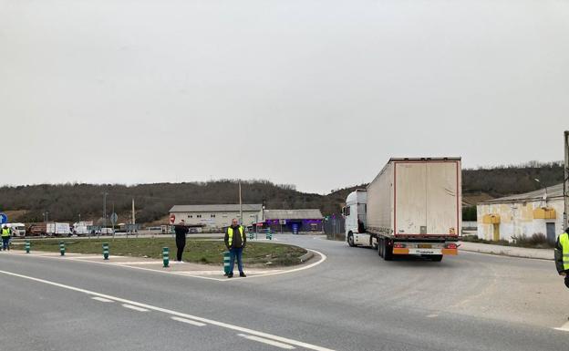 Los transportistas cortan la N-VI y convocan para el jueves una manifestación en Ponferrada