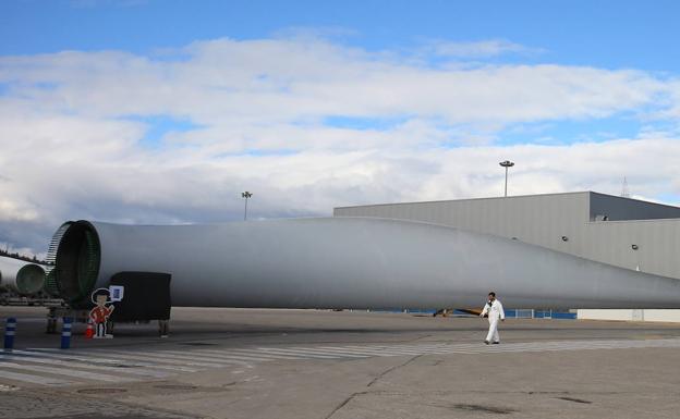 La fábrica de LM en Ponferrada produce el primer prototipo de pala de aerogenerador 100% reciclable