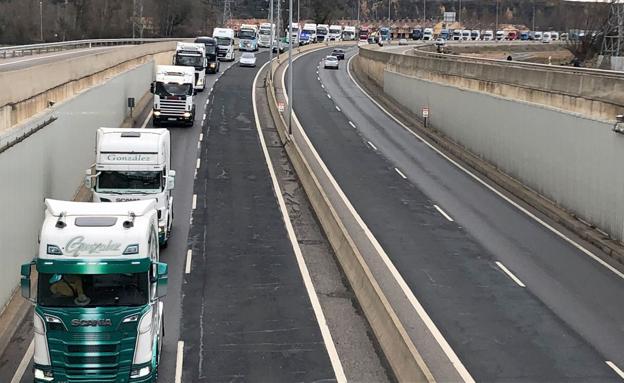 La Guardia Civil detiene a tres personas por pinchar siete ruedas a un camión estacionado en el polígono de El Bayo