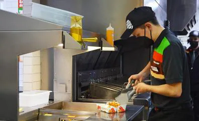 Asprona Bierzo da «otro bocado a la inclusión» con la incorporación de un usuario a la plantilla de Burger King en Ponferrada