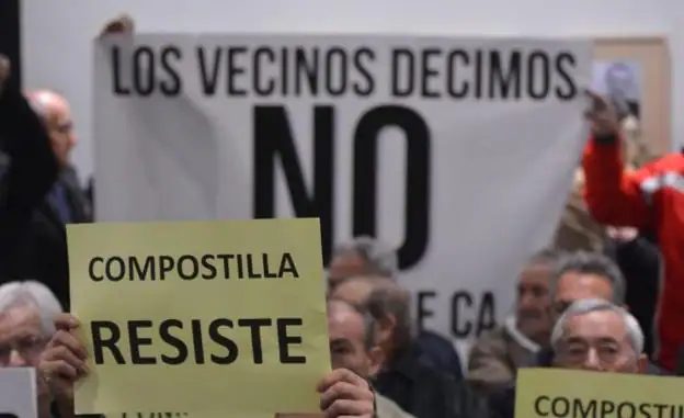 Protesta de los vecinos de Compostilla contra la red de calor de Ponferrada./César Sánchez
