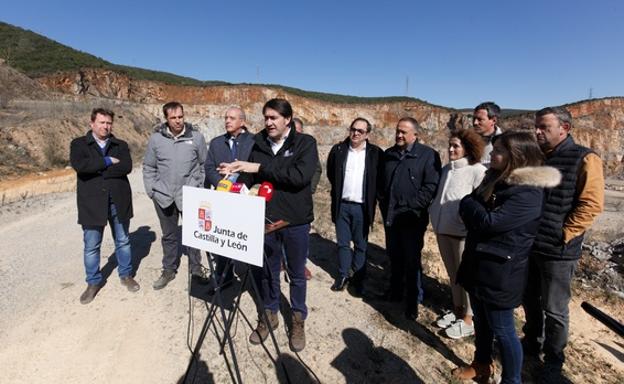 El consejero en funciones de Fomento y Medio Ambiente, Juan Carlos Suárez-Quiñones, informa sobre el inicio de las obras de restauración de la explotación de calizas Peña El Rego.