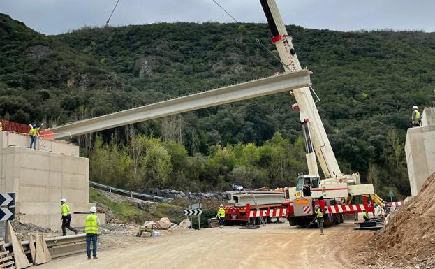 El Mitma inicia el montaje del nuevo viaducto sobre la N-120 a la altura de La Barosa