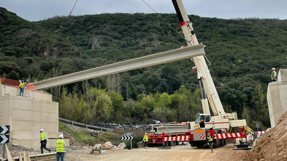 Inicio del montaje del nuevo puente sobre la N-120 en Carucedo