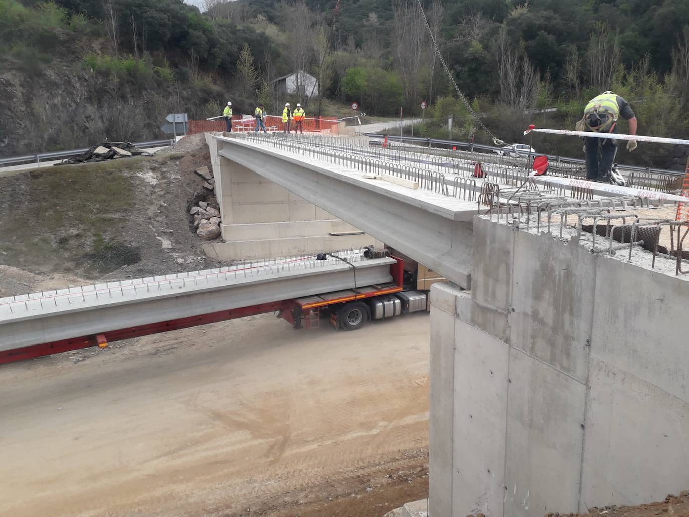 Inicio del montaje del nuevo puente sobre la N-120 en Carucedo