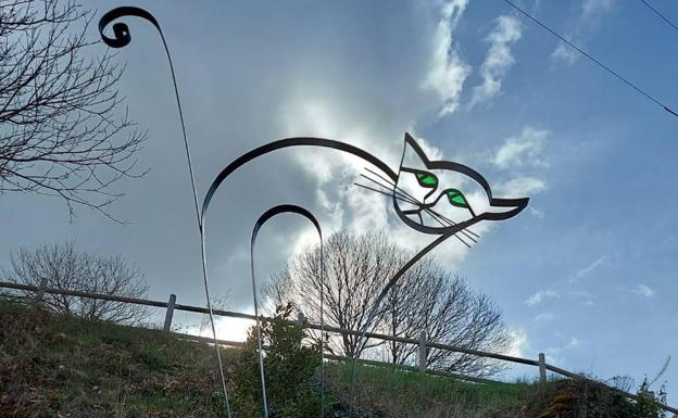 La localidad de Peñalba de Santiago acoge la escultura de un gato realizada por Santiago Castelao./