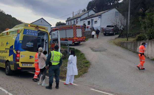 Una mujer y dos menores resultan intoxicados con monóxido de carbono en la localidad de Almagarinos