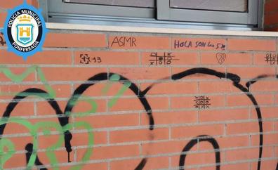 La Policía media con éxito entre una comunidad de propietarios y unos jóvenes, autores de graffitis
