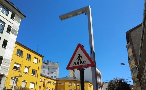 Paso de peatones inteligente instalado en la avenida del Castillo de Ponferrada./Carmen RAmos