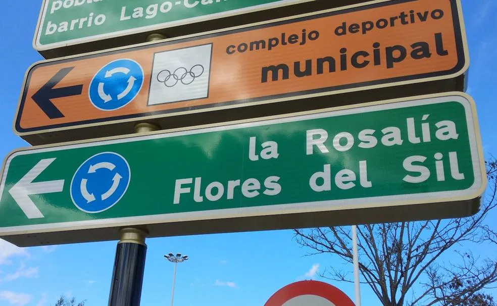 La señal informativa ubicada en el Puente del Centenario dirige hacia el barrio de la Rosalía en lugar de a La Rosaleda./Carmen Ramos
