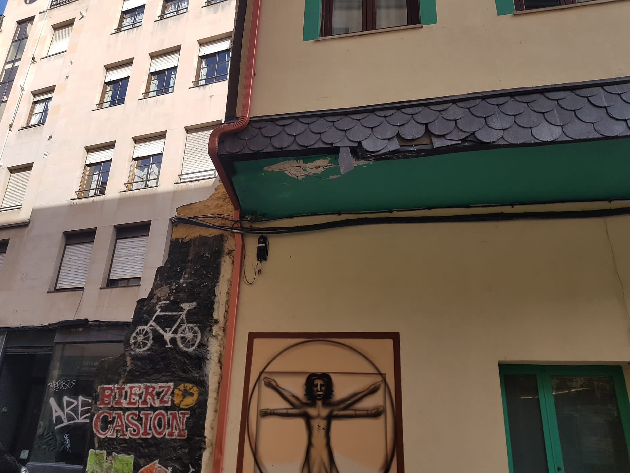 Un camión impacta contra el alero de una vivienda en Ponferrada y se da a la fuga