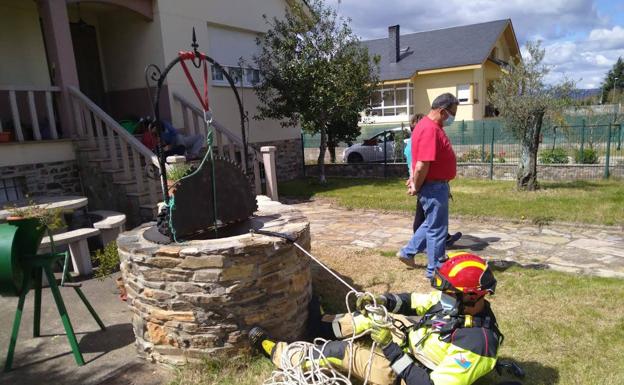 Bomberos de Ponferrada rescatan a un gato de un pozo de 12 metros de profundidad