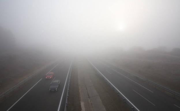 La niebla complica la circulación en la A-6 a su paso por Manzanal del Puerto