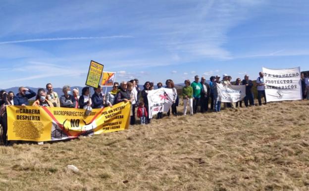 Concentración de protesta de colectivos de La Cabrera, Carballeda y Sanabria contra la instalación de marcroparques eólicos. 