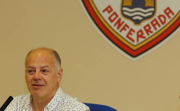 Valentín Carrera presenta en la Feria del Libro de Ponferrada 'Martes románticos'