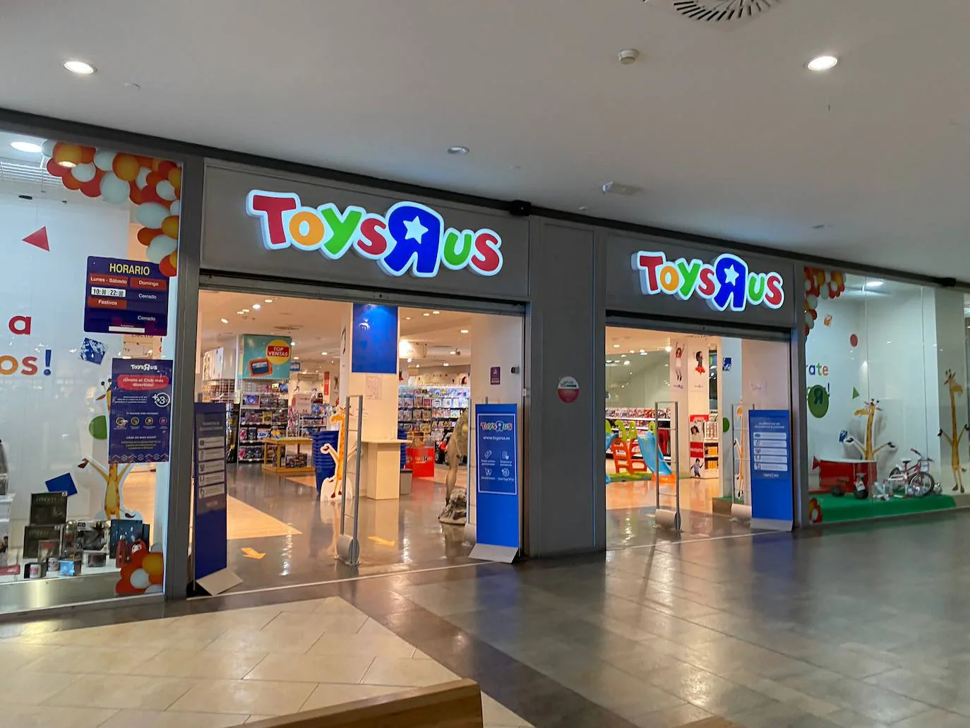 Tienda de Toys 'R' Us en el Centro Comercial El Rosal de Ponferrada.