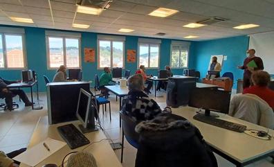 La 'Uned Senior' se consolida en Vega de Espinareda e inicia un curso sobre competencias digitales