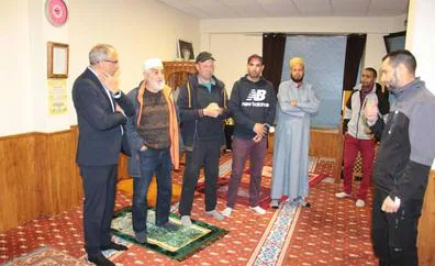 El alcalde de Ponferrada visita a la comunidad musulmana, inmersa en pleno Ramadán