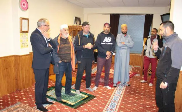 Imagen de la visita del alcalde a la mezquita de Ponferrada./