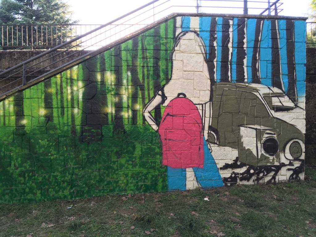 Los alumnos del colegio Jesús Maestro elaboran un mural en el Paseo del Río de Ponferrada
