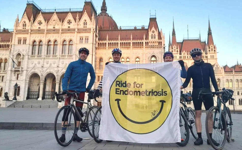 Jordi junto a un grupo de amigos que le acompañó en otra ruta para visibilizar la endometriosis desde Budapest hasta Viena. 