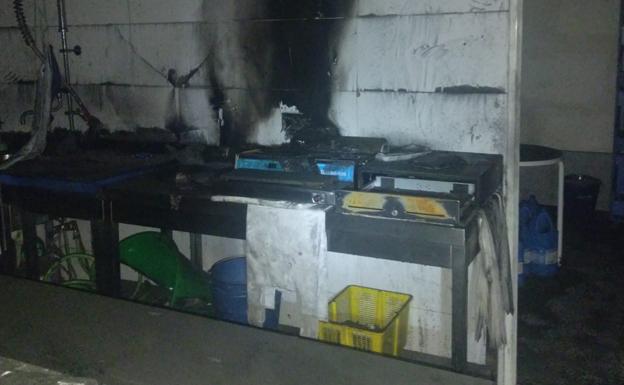 Imagen de los daños provocados por el incendio en una pescadería de Cacabelos./
