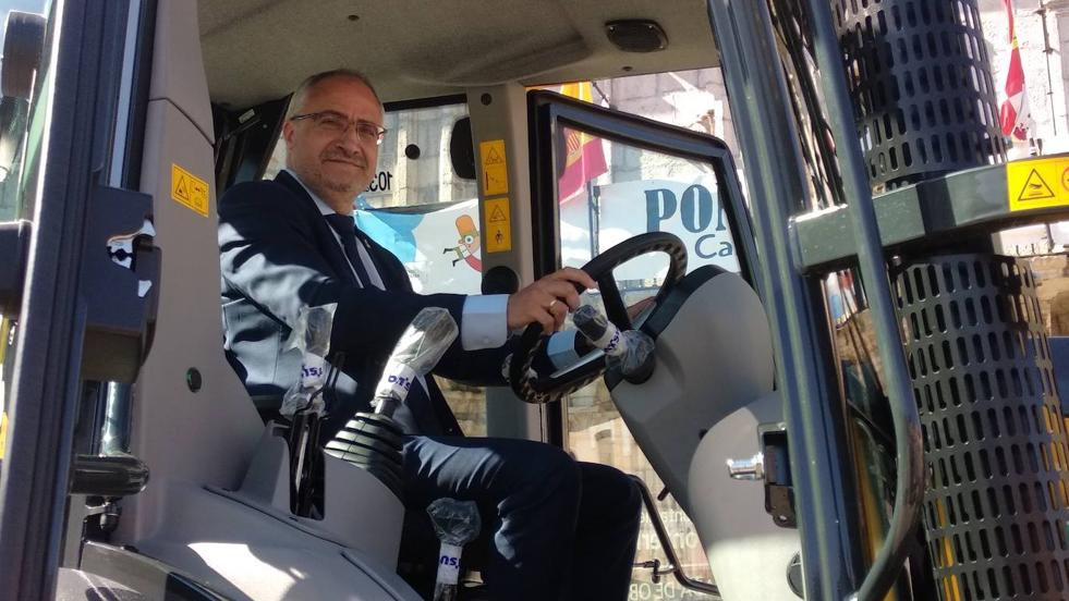 Ponferrada presenta un nuevo vehículo para la Brigada Municipal de Obras