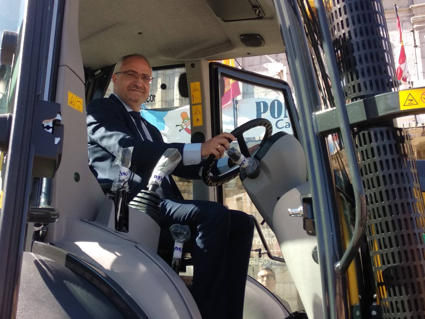 Ponferrada presenta un nuevo vehículo para la Brigada Municipal de Obras