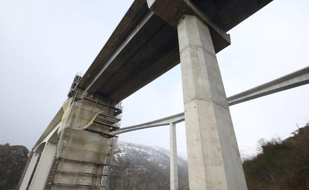 El Mitma habilita nuevas ventanas horarias para permitir el paso de torres y palas eólicas por el viaducto del Castro de la A-6 en Vega de Valcarce