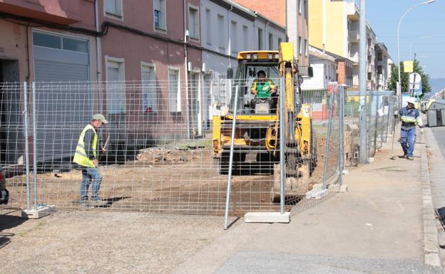 Ponferrada inicia la ejecución de los trabajos de asfaltado de un tramo de acera en la avenida de Galicia. 