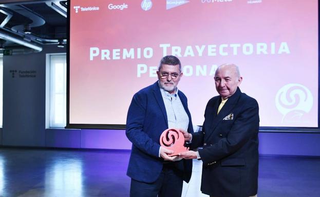 El periodista berciano Mario Tascón recibe el galardón Trayectoria Personal en los Premios Internet 2022./